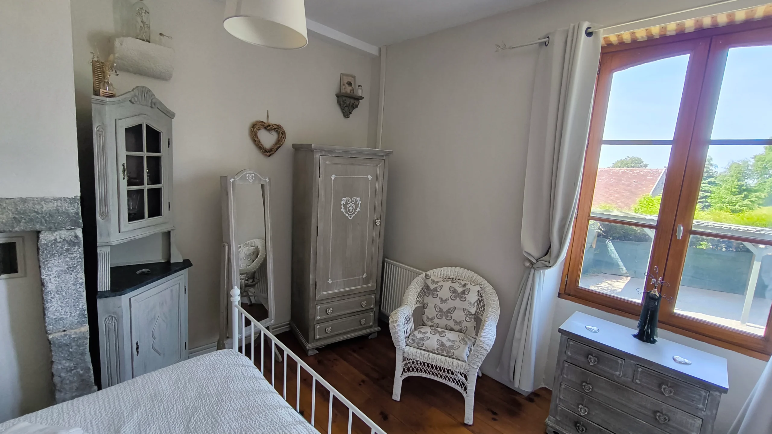 Chambre complète gîte normandie avec mobilier, rangements et équipements confort