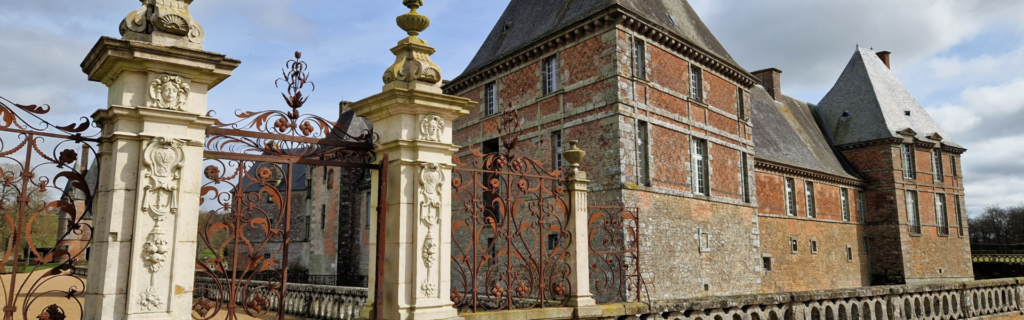 Façade majestueuse du Château de Carrouges, activités culturelles près des gites normandie. Activité en normandie.