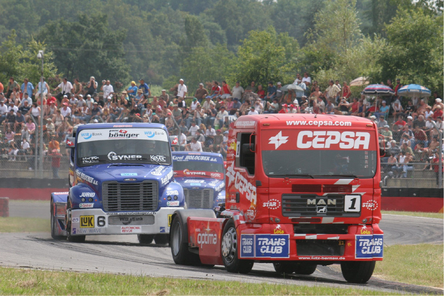 Camion jaune personnalisé exposé au village tuning des 24h du Mans Camion 2025