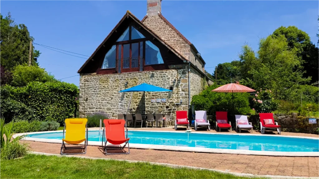 Gîte La Drutière avec piscine extérieure et transats en Normandie
