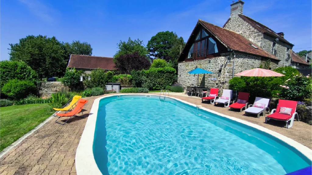 Piscine chauffée hébergement trail des rois maudits gîte Normandie récupération