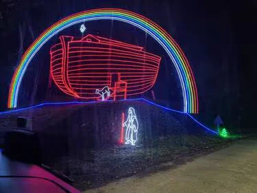 Illuminations de Noël à l’Arche de Noé à Saint-Mars-d’Égrenne, village illuminé dans l’Orne.