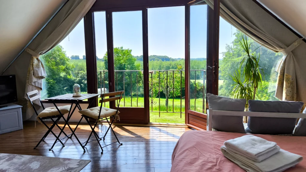 Façade du Gîte La Drutière décorée pour Noël, typique d’un village illuminé dans l’Orne.