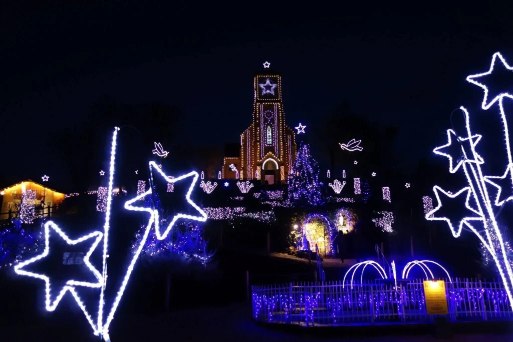Village de Beauchêne illuminé la nuit avec décorations de Noël dans l’Orne.