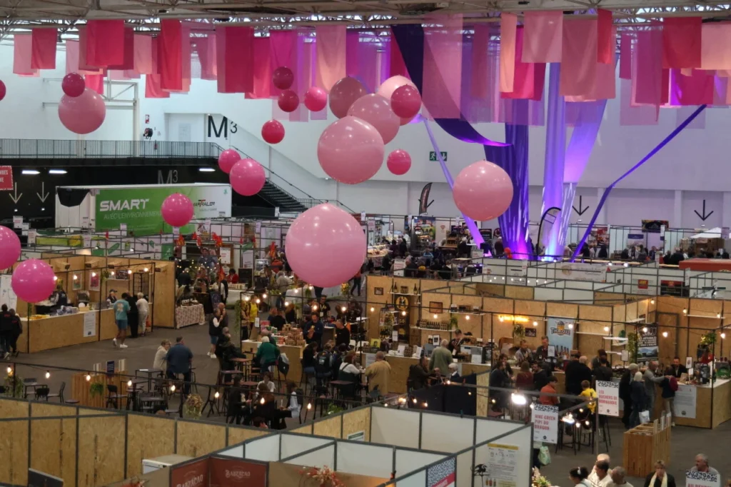 Stands du Feno 2025 avec exposants normands et visiteurs.