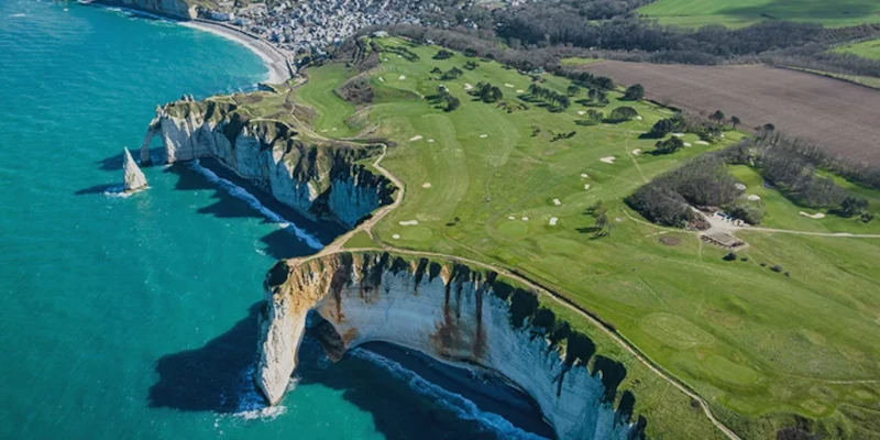 ULM positionné au bord de la baie du Mont Saint-Michel