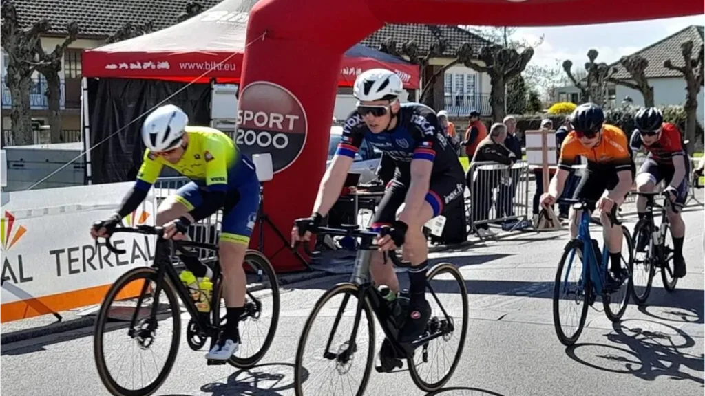 Course de cyclistes lors de la journée du vélo en Normandie