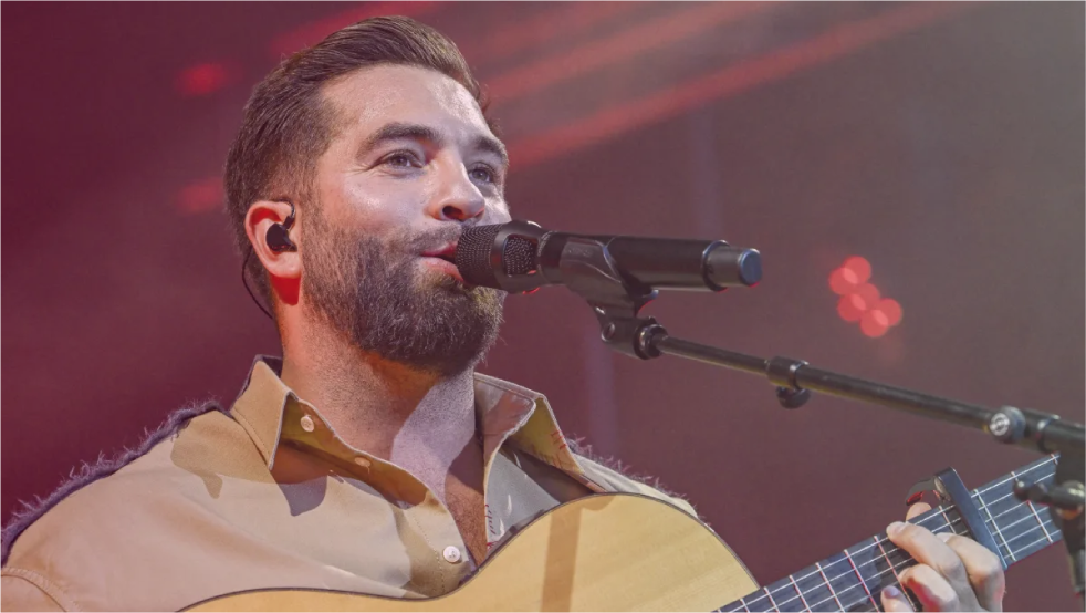 Kendji Girac en concert lors du festival orne Orn’Estival devant des milliers de spectateurs